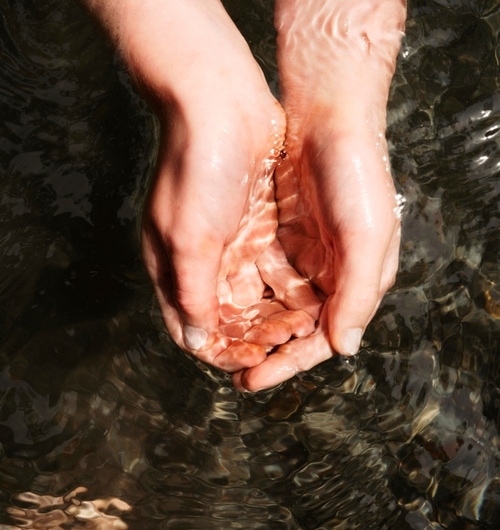 Photo de main dans l'eau