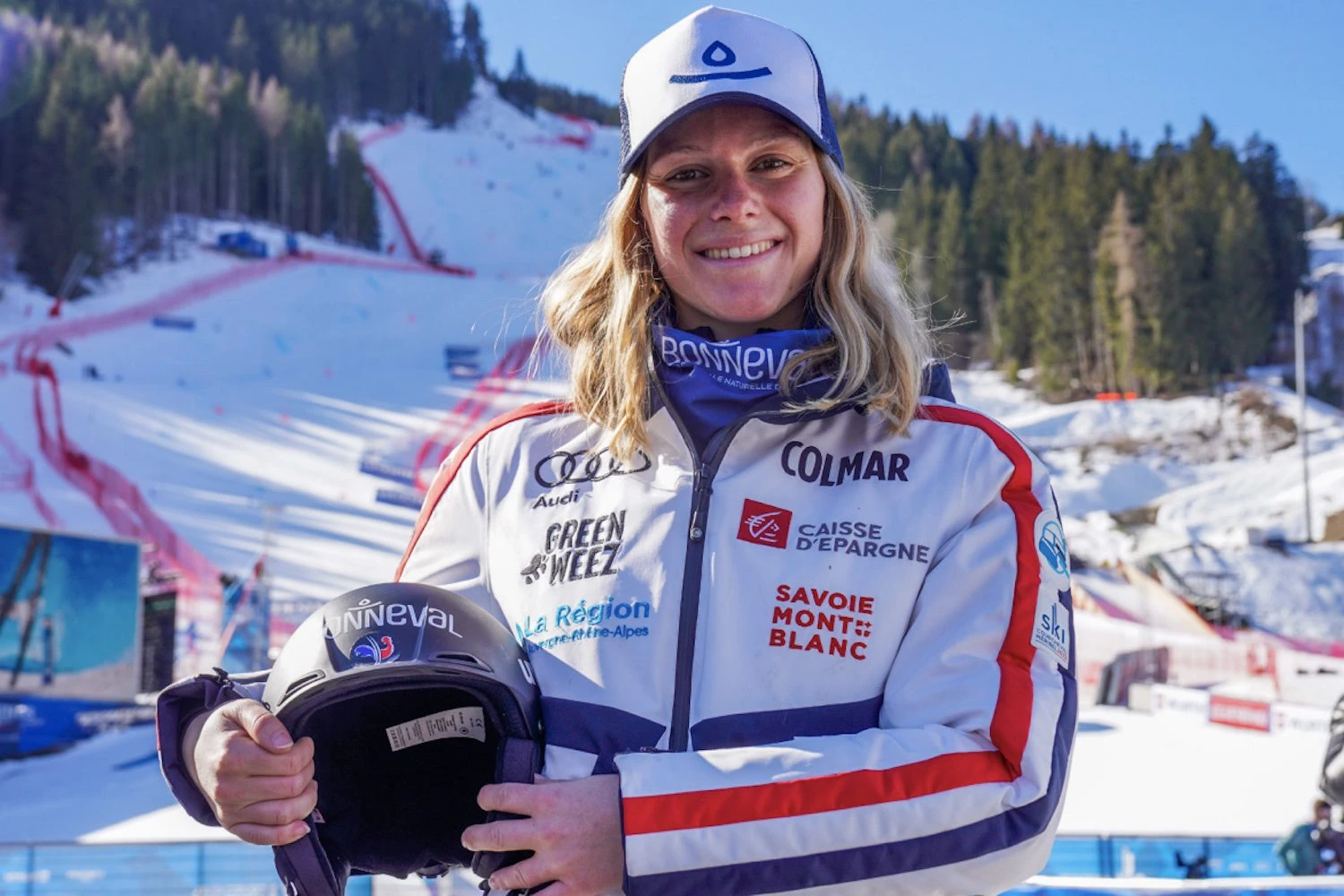 Femme tenant un casque de ski avec le logo Bonneval