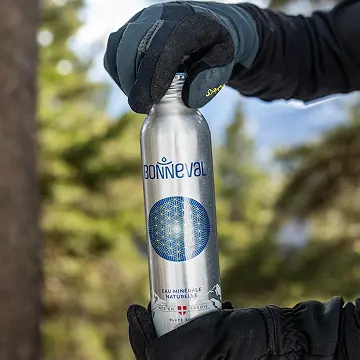 Bouteille d’eau minérale tenue en haut et en bas
