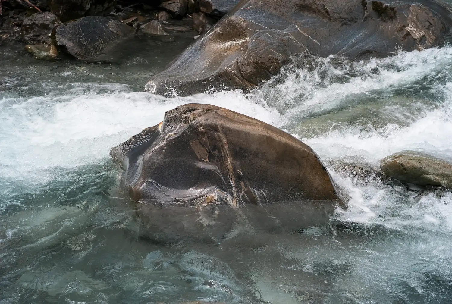 Visuel d'un caillou dans une rivière