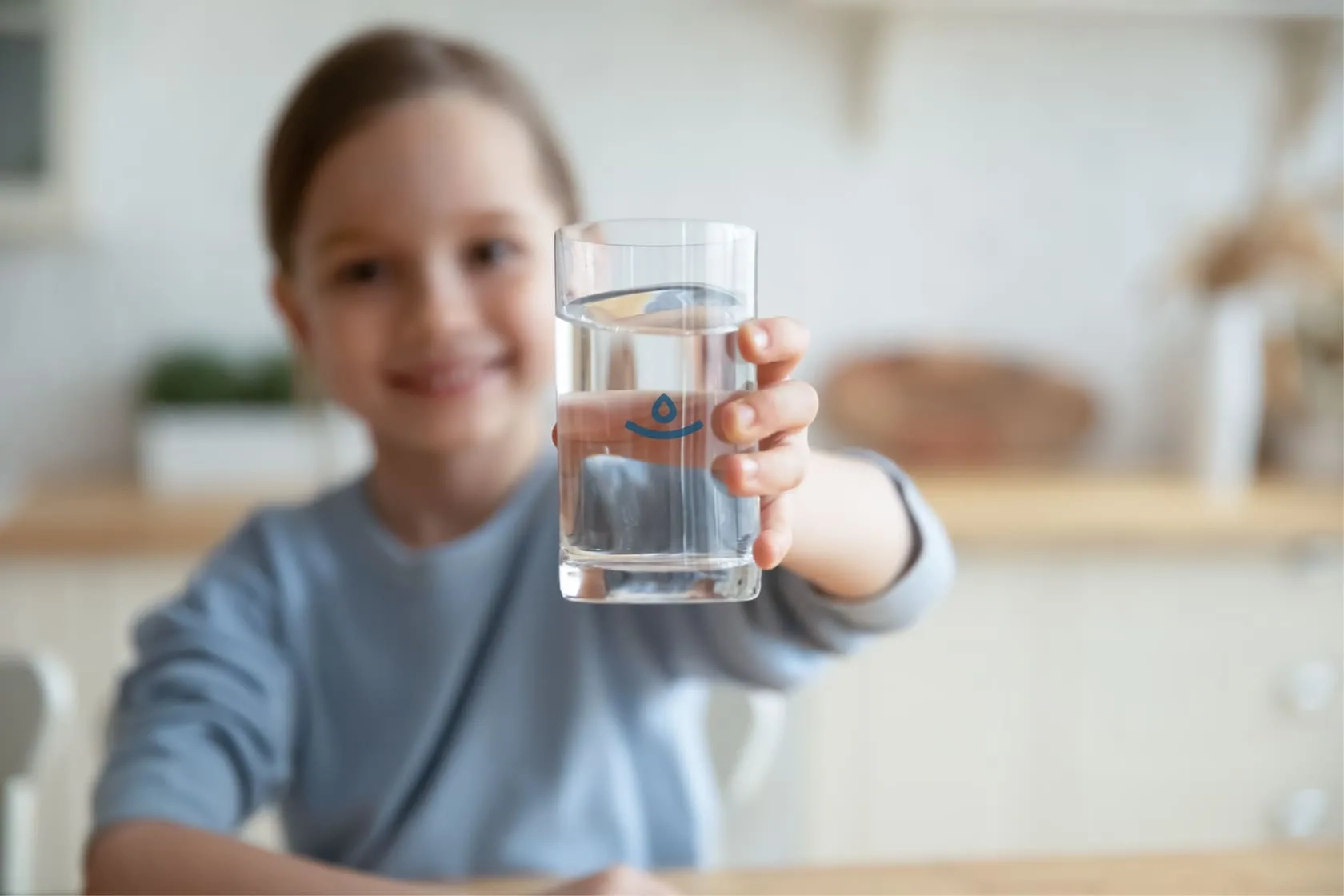 Visuel d'un enfant tenant un verre d'eau