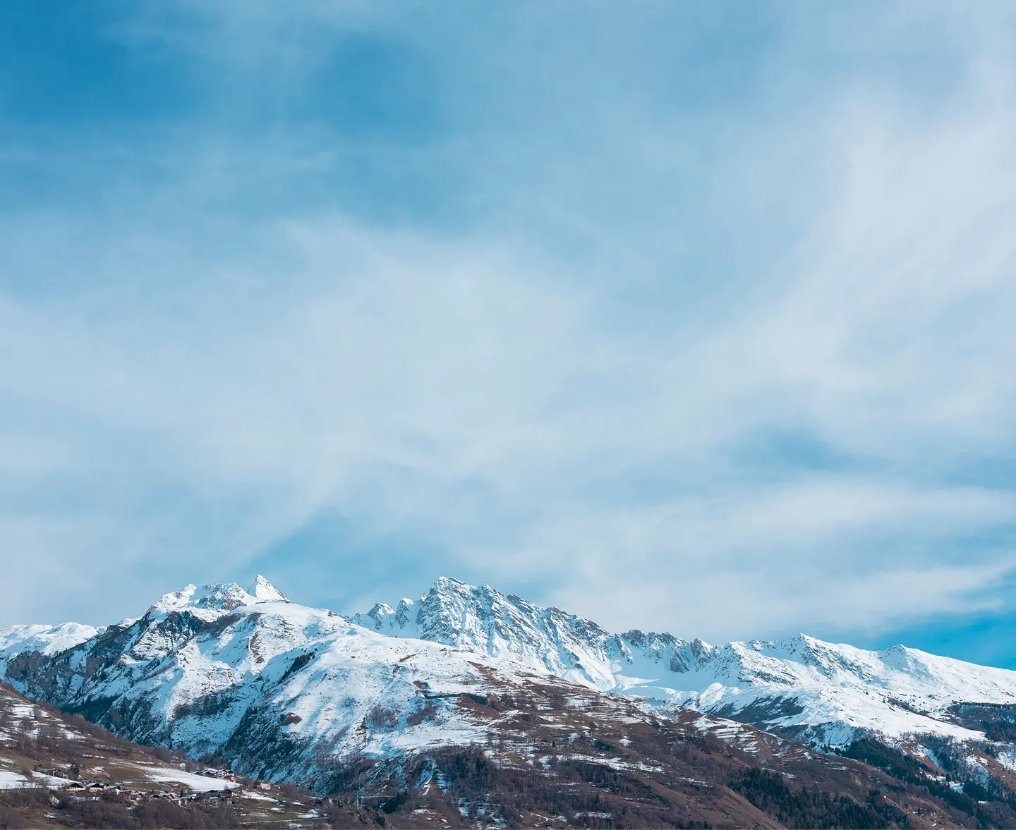 Sommet d'une montagne au printemps