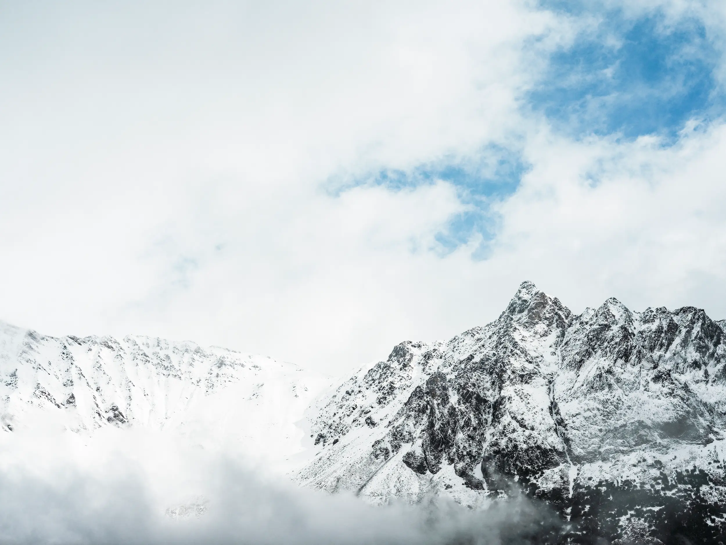 Visuel du sommet d'une montagne enneigé