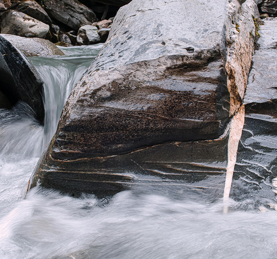 Cailloux avec de l'eau en mouvement