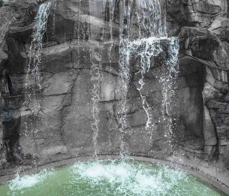 Cascade d'eau avec bassin